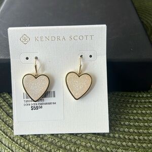 NWT Kendra Scott heart earrings